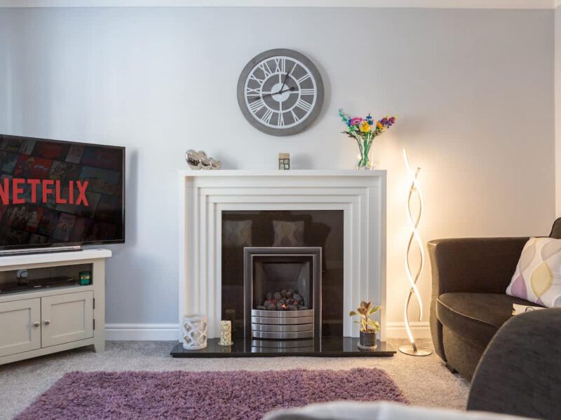 Living room with fireplace and Netflix TV at Townhouse Harbour Retreat.