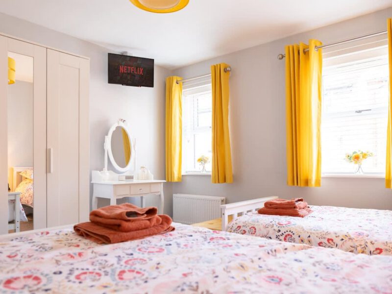 Twin beds with Netflix TV in Townhouse Harbour Retreat bedroom.