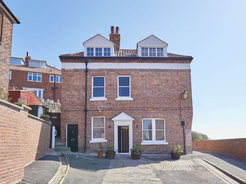 Ocean Pearl holiday let with sea views, sleeps 12
