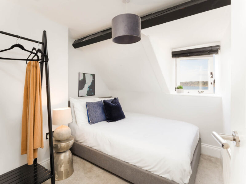 Ocean Pearl holiday let bedroom with sea views and group accommodation.