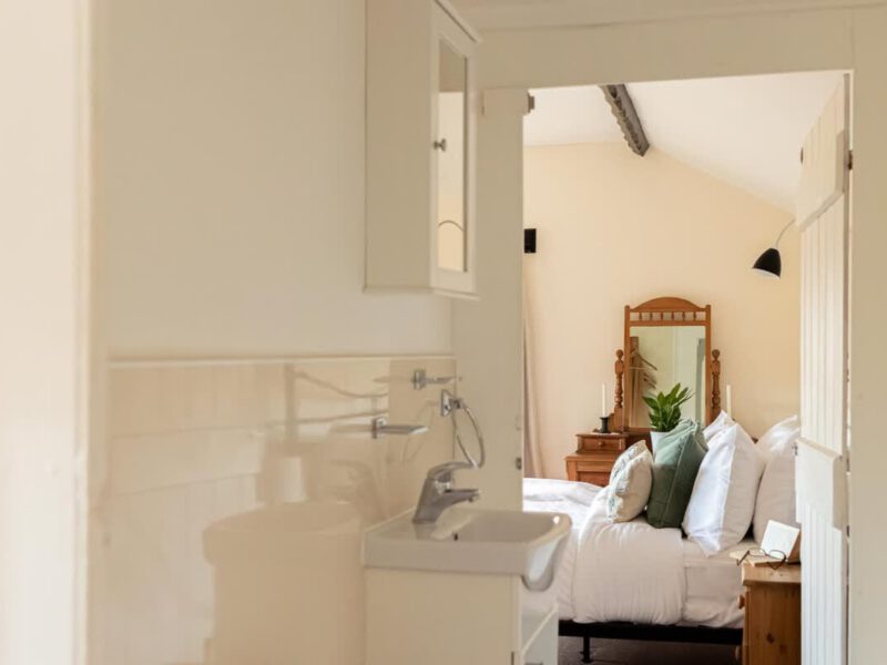 Yew Tree Cottage: cozy bedroom with sink and mirror, sleeps 4.