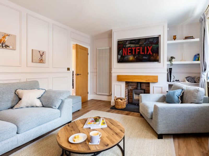 Cosy living room with Netflix TV at Castle View Cottage, sleeps 6.