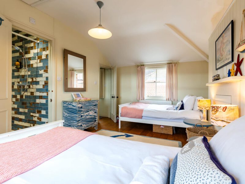 Twin beds and ensuite shower room at Harbour View House, Old Town.