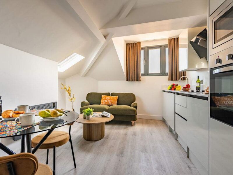 Albemarle Chambers: Cozy living area with kitchen and dining for two.