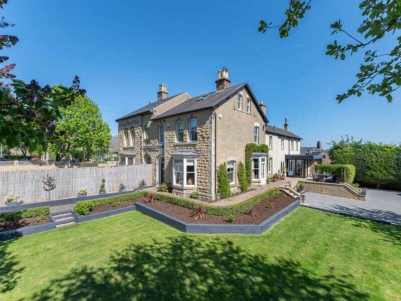 Malton Luxury Retreat: Stone holiday home with manicured gardens and driveway.