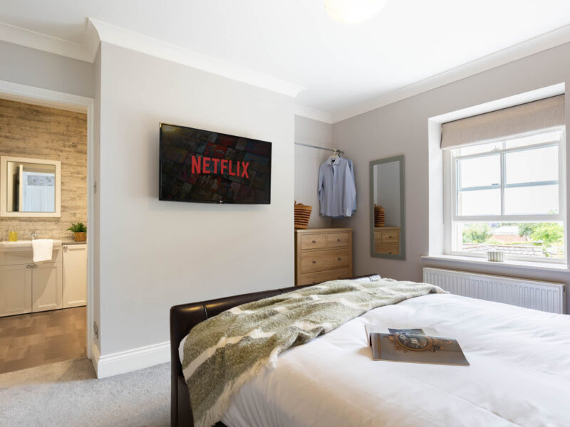 Malton Luxury Retreat bedroom with Netflix TV and en-suite bathroom.
