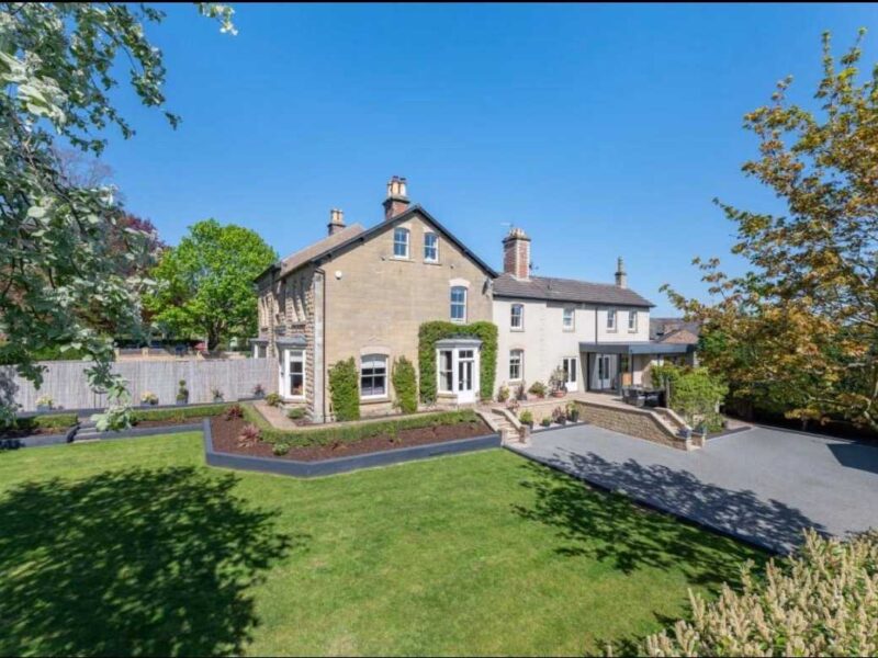 Malton Luxury Retreat: spacious holiday home with manicured gardens and driveway.